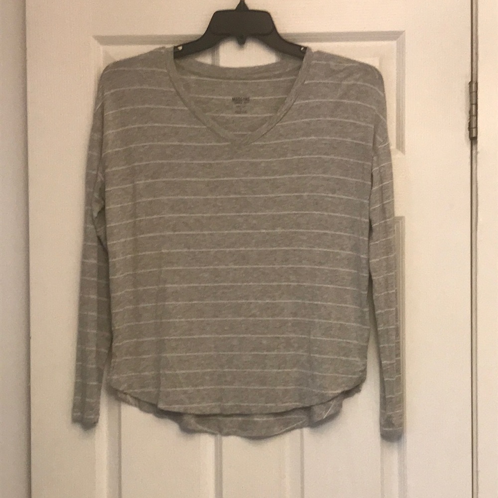 Mossimo gray striped v-neck long sleeve shirt size small